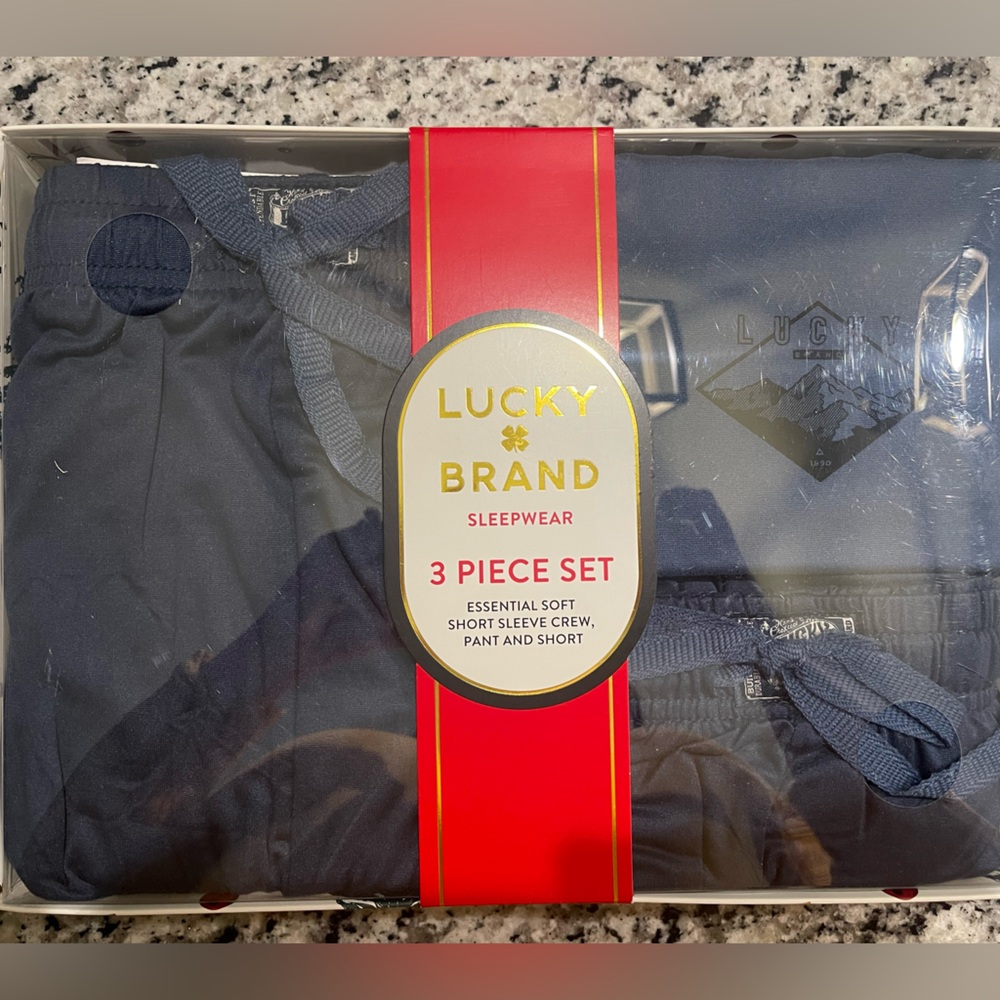 NWT Men’s XL Lucky Brand navy blue sleepwear set.